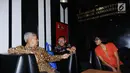 Mantan Wakil Ketua KPK M Busyro Muqoddas (kiri) berbincang dengan sejumlah aktivis di gedung MK, Jakarta, Kamis (7/12). Sejumlah aktivis mengajukan permohonan mencabut gugatan pasal 79 ayat 3 UU MD3 tentang hak angket. (Liputan6.com/Helmi Fithriansyah)