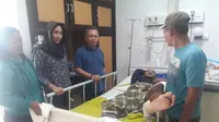 Ketua KPSN Suhendra Hadikuntono (paling kanan) membesuk pemain PS Mojokerto Putra, Krisna Adi Darma di RS dr Sardjito, Yogyakarta, Kamis (27/12/2018) (istimewa)