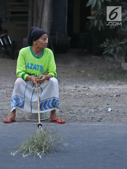 Warga membawa sapu menunggu pengguna jalan memberi sedekah dengan melempar uang di Jembatan Sewo, Jalur Pantura Sukra Indramayu, Jawa Barat, Senin (3/6/2019). Keberadaan pencari sedekah bisa membahayakan keselamatan pemudik serta pengguna jalan lainnya. (Liputan6.com/Herman Zakharia)