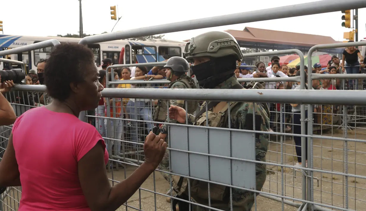 Lasso mengumumkan langkah tersebut pada hari Selasa, memerintahkan polisi dan pasukan militer untuk mengambil alih kendali atas penjara-penjara di negara Amerika Selatan tersebut untuk jangka waktu 60 hari. (AP Photo/Cesar Munoz)