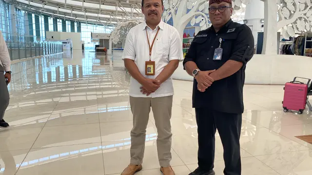 Direktur PT Bandar Udara Internasional Jawa Barat (Perseroda) Muhamad Singgih dan Executive General Manager Bandara Internasional Kertajati, R Indra Crisna Seputra di Bandara Kertajati, Majalengka, Jawa Barat.