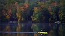 Virginia Davidson mendayung kayak di Moose Pond di mana pepohonan di sekitarnya berubah menjadi warna musim gugur, di Bridgton, Maine, Amerika Serikat, Rabu (13/10/2021). Salah satu yang paling khas dari musim gugur adalah pohon-pohon yang berubah warna sebelum gugur. (AP Photo/Robert F. Bukaty)