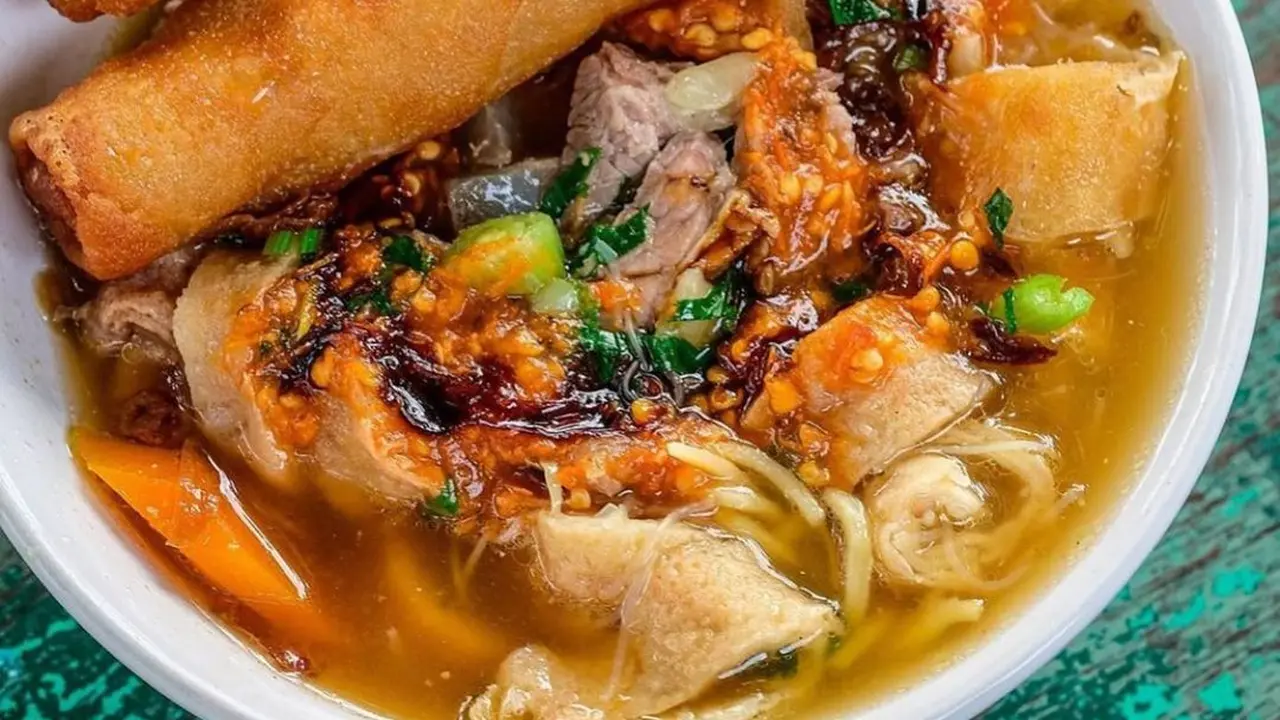 Semangkuk soto mie Bogor dengan tetelan daging