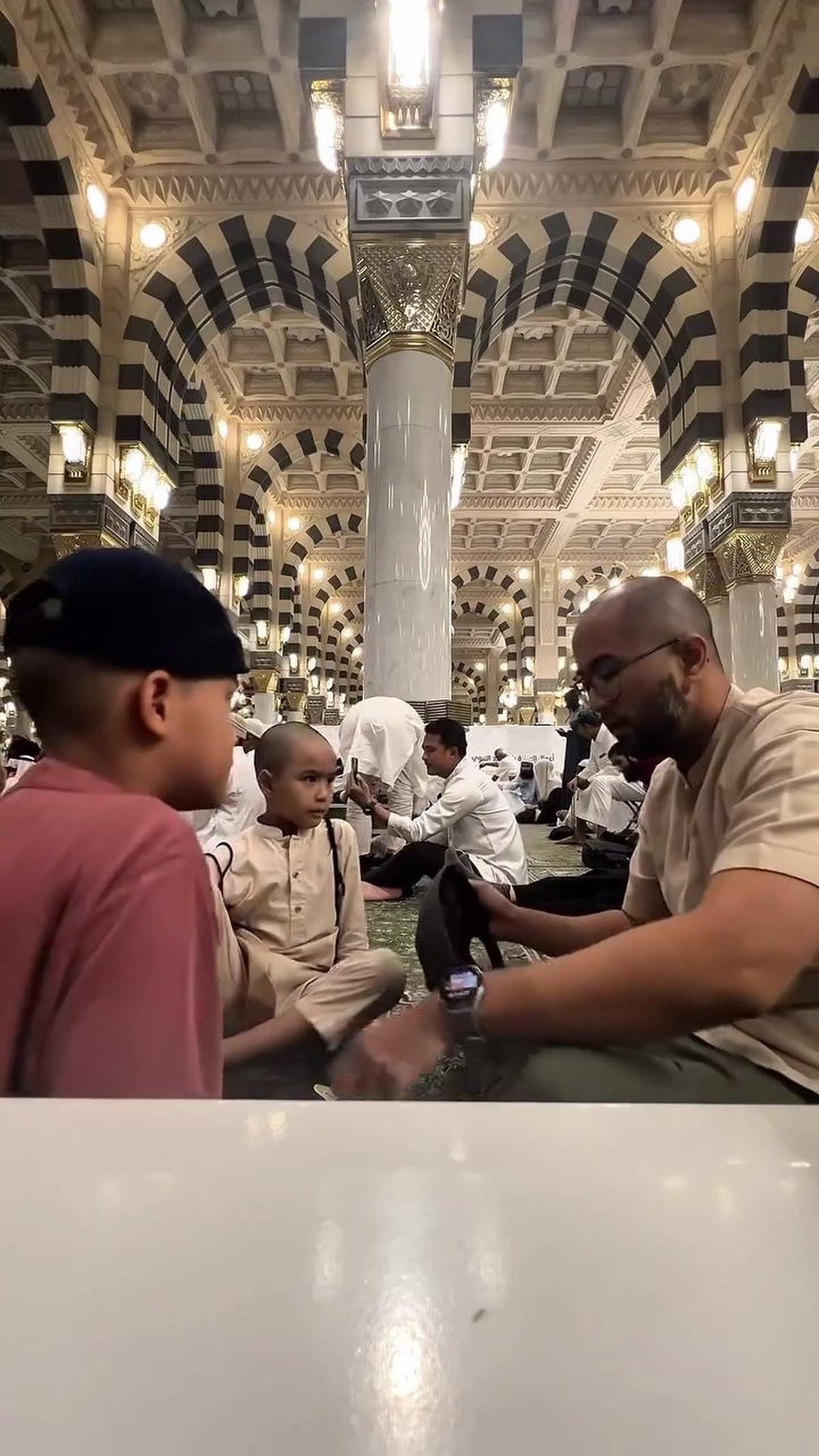 7 Potret Revalina S Temat Umrah Bareng Keluarga, Dua Anak Tampil Kompak dengan Rambut Plontos