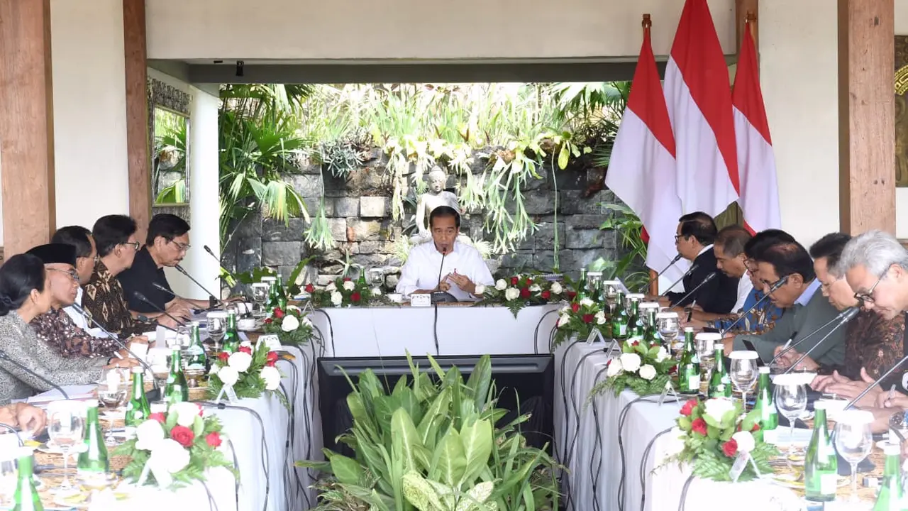 Presiden Jokowi memimpin rapat terbatas mengenai percepatan pengembangan destinasi wisata Borobudur di Patio Main Joglo, Plataran Borobudur Kabupaten Magelang, Jumat (30/8/2019). (foto: Biro Pers Kepresidenan)