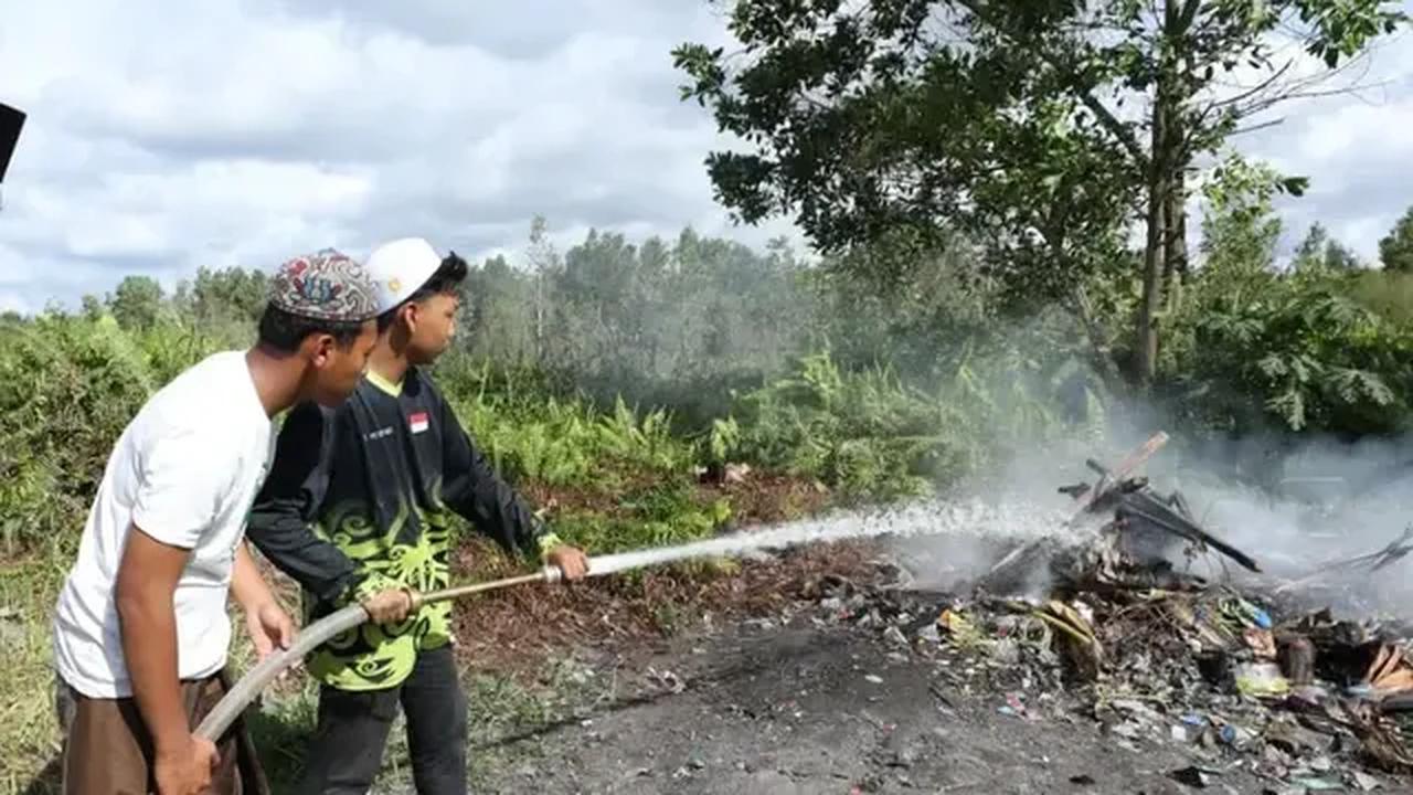 HY panik. Dia meminta tolong ke warga untuk pemadaman. Ada sekitar seperempat ha dari 1 hektare luasan lahan miliknya yang terbakar.<br>