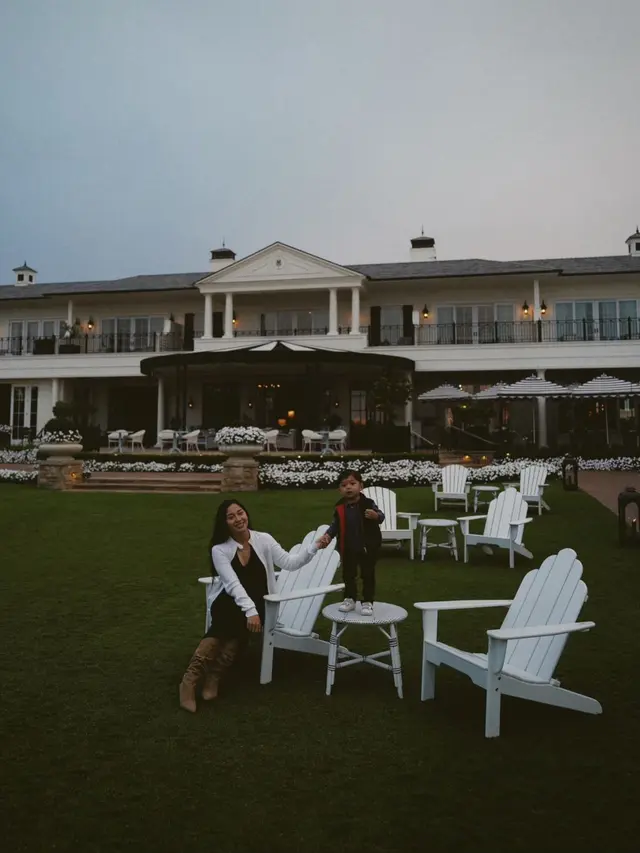 Gaya Bumil Cantik Nikita Willy Rayakan Ulang Tahun Pernikahan ke-4 di California dengan Outfit Hitam Putih yang Minimalis