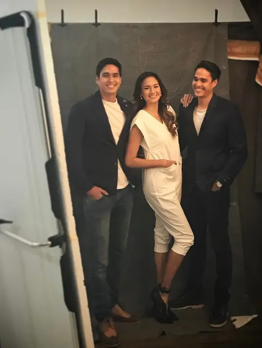 Sebelumnya sempat beredar kabar Nadine Chandrawinata dan Dimas Anggara dikabarkan nikah. Namun, hingga kini keduanya masih enggan dihubungi untuk dimintai terkait kabar pernikahannya. (instagram/dimsanggara)