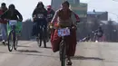 Perempuan pribumi berkompetisi dalam Balap Sepeda Cholita tahunan di El Alto, Bolivia, Sabtu, 21 Oktober 2023. (AP Photo/Juan Karita)