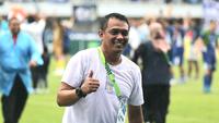 Caretaker pelatih PSIM Yogyakarta,&nbsp;Erwan Hendarwanto, berhasil membawa timnya promosi ke Liga 1 musim depan. Kepastian itu didapat setelah PSIM menang 2-1 atas PSPS Pekanbaru pada laga&nbsp;lanjutan Grup X 8 besar Pegadaian Liga 2 2024/2025 di Stadion Mandala Krida, Yogyakarta, Senin (17/02/2025) sore WIB. (Bola.com/Ana Dewi)