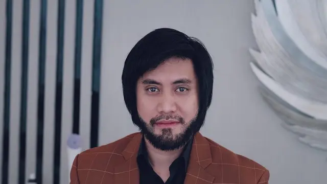 6 Potret Terbaru Kevin Aprillio Usai 7 Bulan Transplantasi Rambut, Makin Maskulin