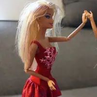 Kalau sudah punya seorang sahabat, cewek biasanya bakal nempel terus. Kayak dua Barbie berikut ini, nih. (Via: buzzfeed.com)