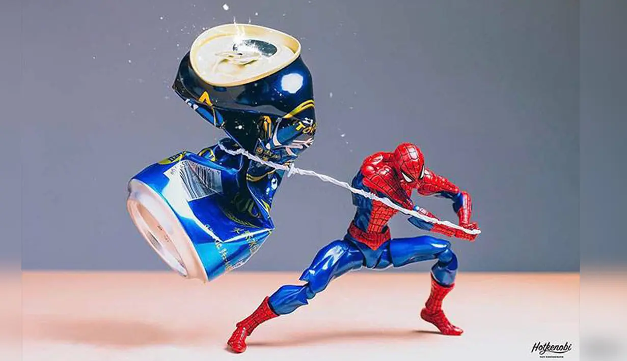 Ini Spiderman melawan robot kaleng. (Facebook/BuzzViral)