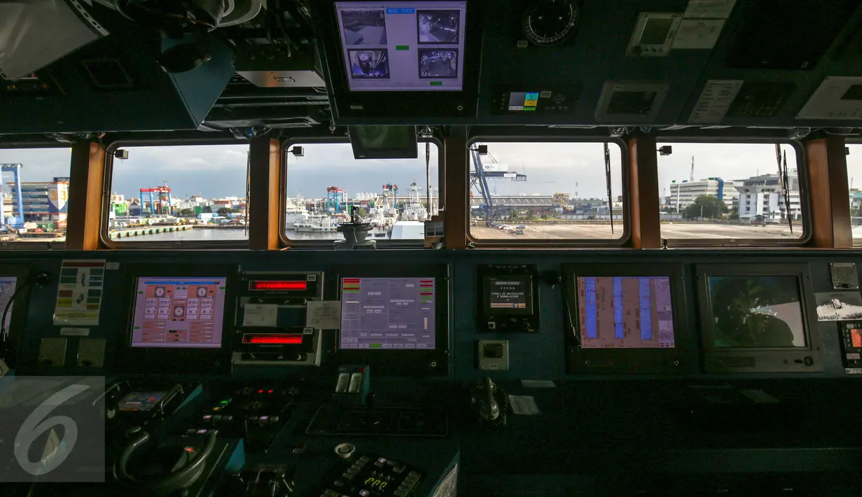 Ruang kemudi Kapal perang kelas fregat Angkatan Laut Italia, ITS Carabiniere F-593 di dermaga Terminal Peti Kemas Pelabuhan Tanjung Priok, Jakarta, Kamis (9/3). (Liputan6.com/Faizal Fanani)