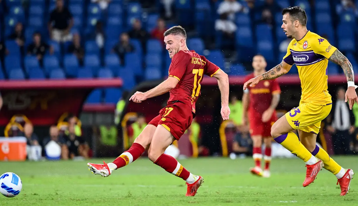 Tak mau berbagi poin di depan pendukung sendiri, AS Roma mencoba balikkan keadaan. Akhirnya mereka mampu unggul dua angka lewat Jordan Veretout pada menit ke-64 dan ke-79. Skor berubah menjadi 3-1. (Foto: AFP/Alberto Pizzoli)