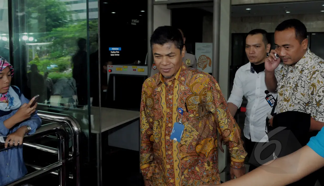 Ketua Pusat Pemeriksaan dan Analisa Transaksi Keuangan (PPATK), Muhammad Yusuf berjalan keluar kantor KPK, Jakarta, Rabu (15/4/2015). Yusuf dimintai pandangannya oleh KPK tentang cara penyitaan aset-aset koruptor. (Liputan6.com/Andrian M Tunay)