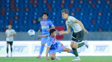 Pemain Timnas Indonesia U-22, Mauro Zijlstra, berusaha melewati pemain Filipina U-22 pada laga Grup C SEA Games 2025 di 700th Anniversary Stadium, Senin (8/12/2025). (Bola.com/Bagaskara Lazuardi)