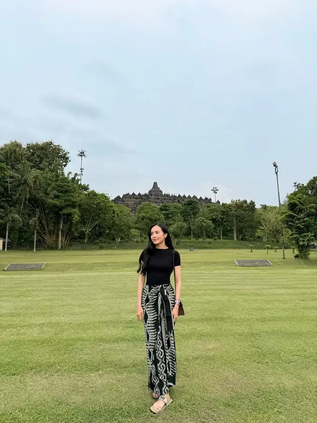 Main ke Candi Borobudur, Gaya Beby Tsabina dalam Rok Wastra Ini Anggun Banget dan Cocok Jadi Inspirasi Liburan