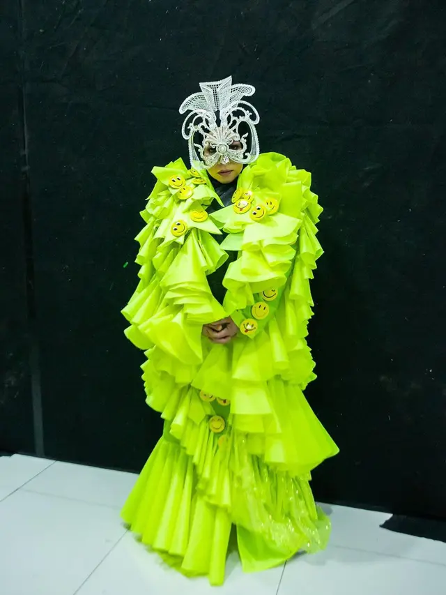 Mengaku Kangen Manggung, Ini 8 Kostum Nyentrik Ala Melly Goeslaw