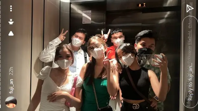 Fuji dan Thariq Halilintar nonton bareng konser Billie Eilish di Singapura (Foto: Instagram fuji_an)
