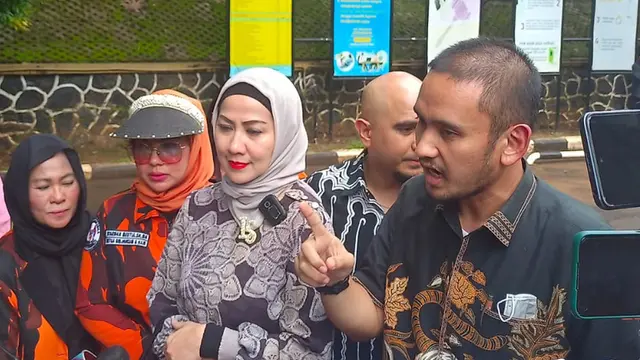Venna Melinda dan kuasa hukumnya, Noor Akhmad Riyadhi
