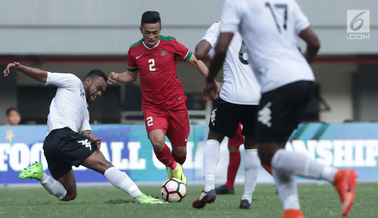 Pemain Timnas Indonesia, Beny Wahyudi (kedua kiri) mencoba lolos dari kawalan pemain Fiji pada laga persahabatan di Stadion Patriot Candrabhaga, Bekasi, Sabtu (9/2). Laga berakhir imbang 0-0. (Liputan6.com/Helmi Fithriansyah)