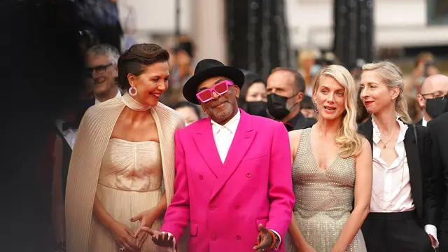Spike Lee (berbaju pink), Presiden Juri Festival Film Cannes 2021. (AP Photo/Brynn Anderson)