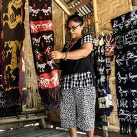 Mama Adriana Rambuadji membuat kain tenun di Desa Adat Prailiu, Sumba Timur, NTT, Sabtu (15/12). Harga kain tenun Sumba tergantung tingkat kesulitan, waktu pembuatan, dan sejarahnya. (Liputan6.com/JohanTallo)