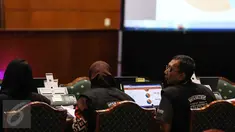 KPUD Jakarta melakukan Input dan memindai data form C1 hasil pemungutan suara dari setiap tempat pemungutan suara (TPS) dengan Sistem Informasi Perhitungan (Situng) KPU di Aula Bina Karya, Hotel Bidakara, Jakarta, Rabu (16/2). (Liputan6.com/Faizal Fanani)