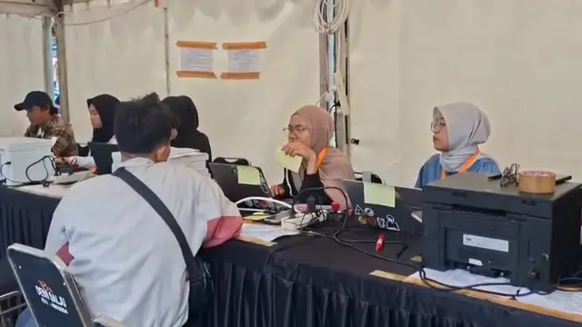Sejumlah warga mendatangi posko Motis Kemenhub di Stasiun Depok Baru.