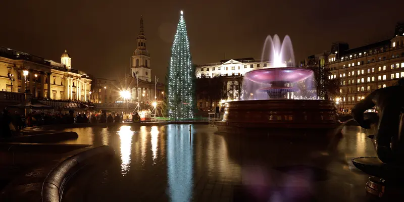 Trafalgar Square Dihiasi Pohon Natal