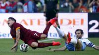 Penyerang AS Roma, Juan Iturbe (kiri) saat dilanggar gelandang Lazio Senad Lulic pada laga Serie A Italia di Stadion Olimpico, Italia, Selasa dini hari (26/5/2015). Lazio menyerah 0-1 dari AS Roma. (Reuters/Tony Gentile)