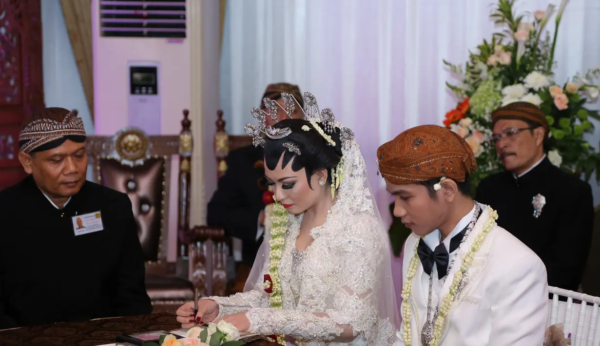 Selvi Ananda sedang menandatangani buku nikah. (Galih W. Satria/Bintang.com)