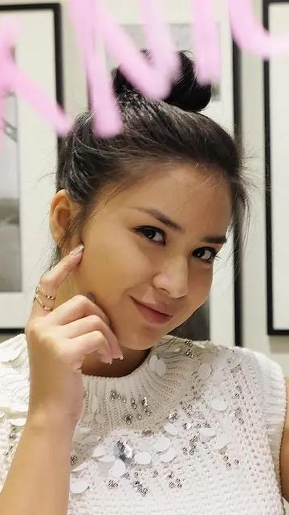 Setelah menikah dengan Junior Liem pada usia 25 tahun, potret Putri Titian tetap memancarkan kesan segar dan muda. Wajahnya yang abadi seperti ABG mencuri perhatian.