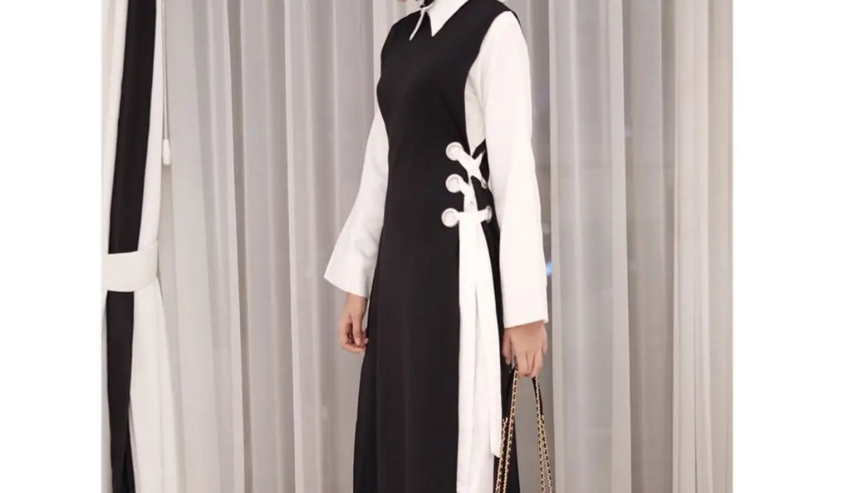 Lebih suka outfit monokrom, kamu bisa tiru gaya elegan Zaskia Sungkar yang satu ini [@zaskiasungkar15]