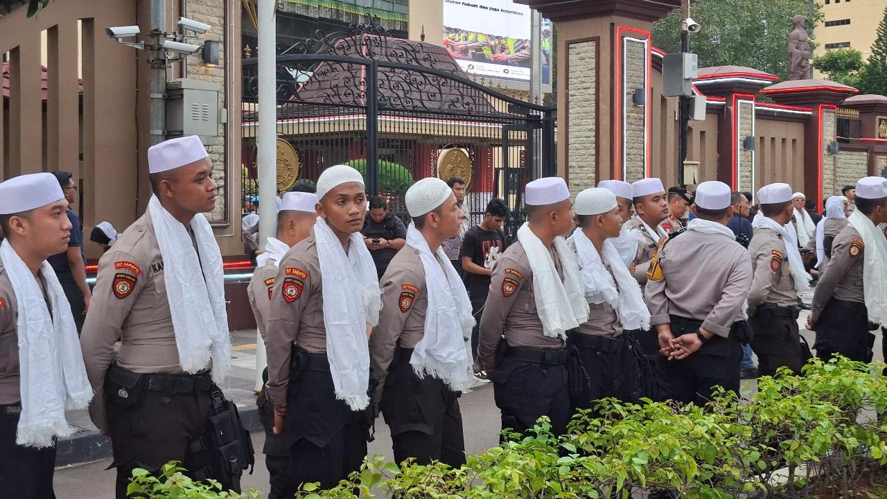 Kawal Demo di Bulan Ramadan: Polisi Pakai Peci dan Sorban, Polwan Pakai Kerudung Putih