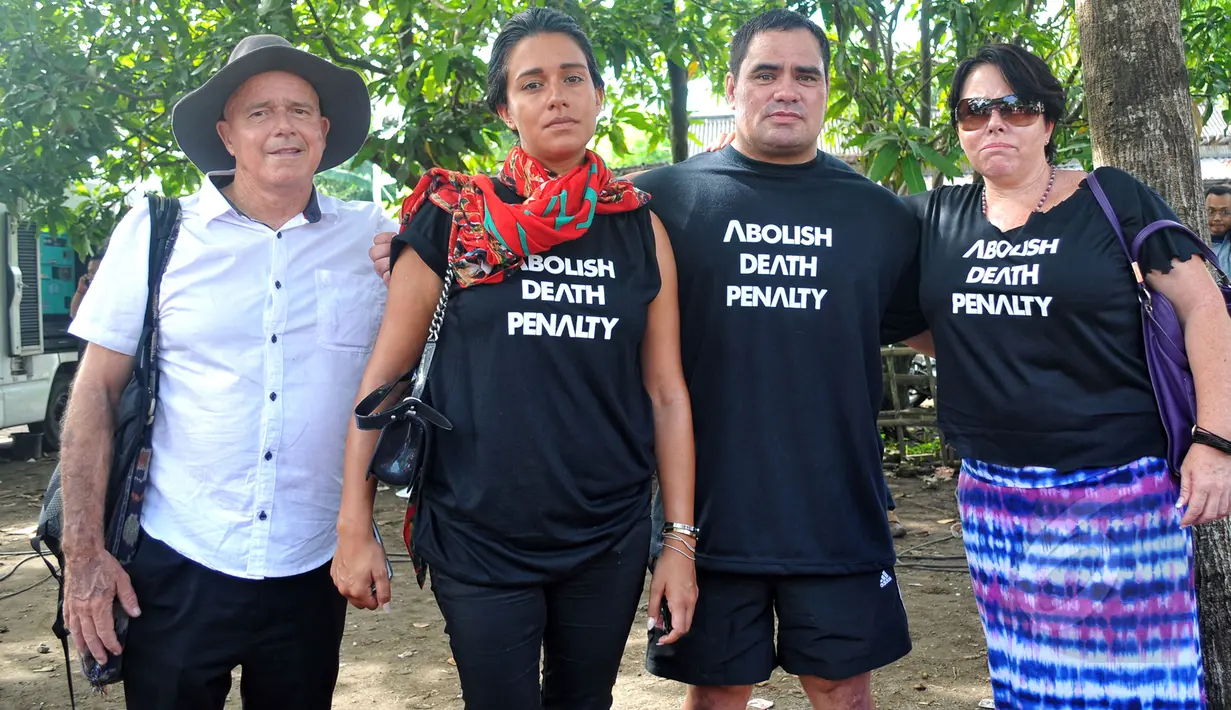 Kerabat duo Bali Nine, Andrew Chan dan Myuran Sukumaran, ini selalu setia hadir untuk memberikan dukungan moral dan menolak hukuman mati di Nusakambangan, Cilacap, Jateng, Rabu (29/4/2015). (Liputan6.com/Yoppy Renato)