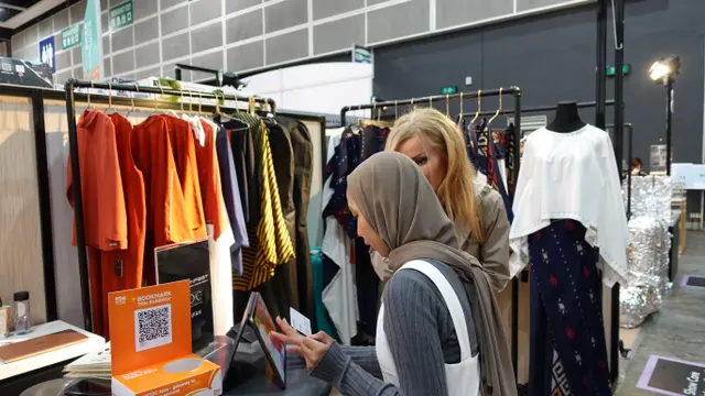 Efi Afifah seorang siswa jurusan tata busana di SMK tunjukan karyanya di Hong Kong Fashion Week, credit: Efi