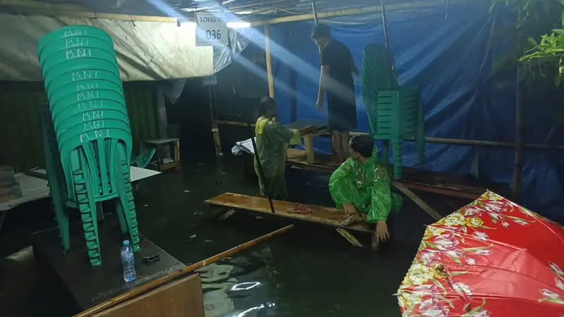 Sejumlah tempat pemungutan suara (TPS) di wilayah Duri Kepa, Kebon Jeruk, Jakarta Barat tergenang banjir akibat hujan yang terus mengguyur DKI Jakarta.