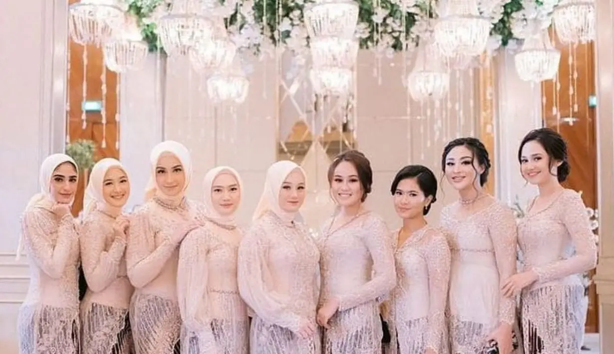 Kebaya modern berwarna nude dipadukan dengan kain batik hitam jadi baju bridesmaid Dinda Hauw, Melody Laksani hingga Cut Syifa. [Instagram/@venemapictures]