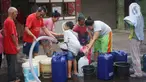 Warga mengisi air bersih ke dalam galon, jeriken, dan ember di kawasan Cipayung, Jakarta Timur, Rabu (20/11/2019). Sejak awal September 2019 sejumlah wilayah di kawasan Cipayung dilanda krisis air bersih. (Liputan6.com/Immanuel Antonius)