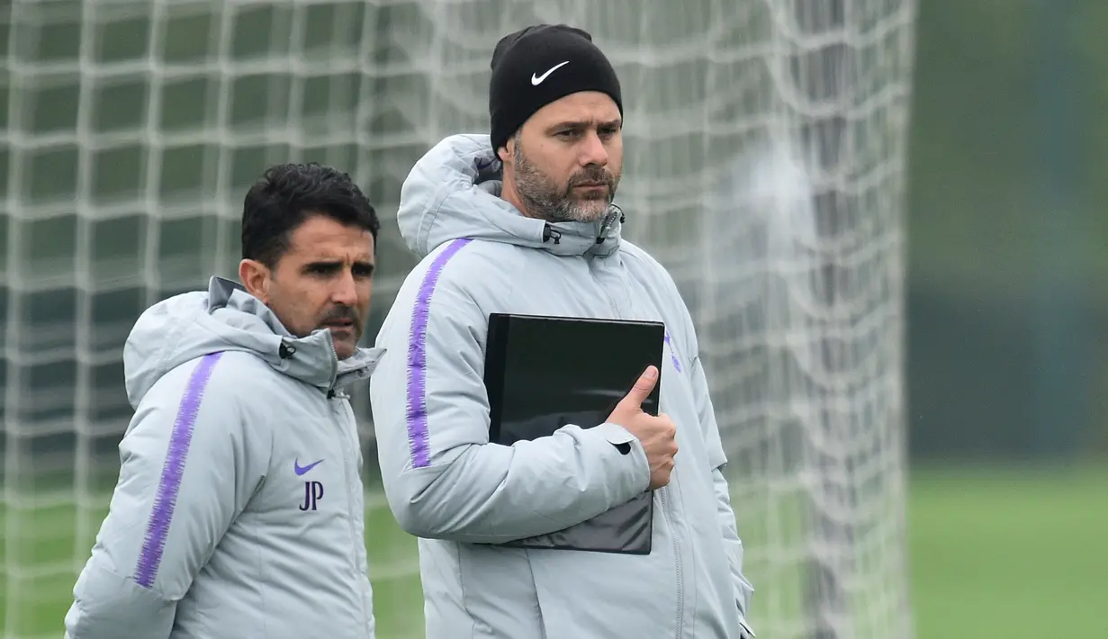 Pelatih Tottenham Hotspur, Mauricio Pochettino melihat para pemainnya berlatih jelang menghadapi Manchester City pada leg pertama babak perempatfinal Liga Champions di London, Inggris (8/4). (AFP Photo/Glyn Kirk)