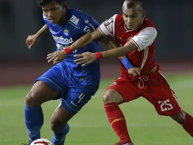 Pemain Persija Jakarta, Riko Simanjuntak (kanan) berebut bola dengan pemain Persib Bandung, Bayu Fiqri, pada laga kedua final Piala Menpora 2021 di Stadion Manahan, Solo, Minggu (25/4/2021). (Bola.com/M Iqbal Ichsan)
