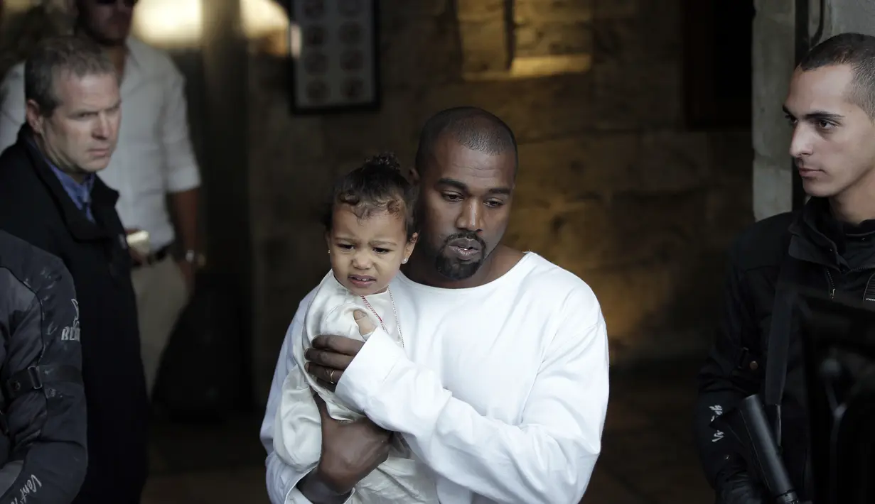 "Kris melihat sebuah kesempatan emas itu. Kris mendorong Kim untuk menampilkan kedua anaknya di televisi," tambah sumber. (AFP/Bintang.com)