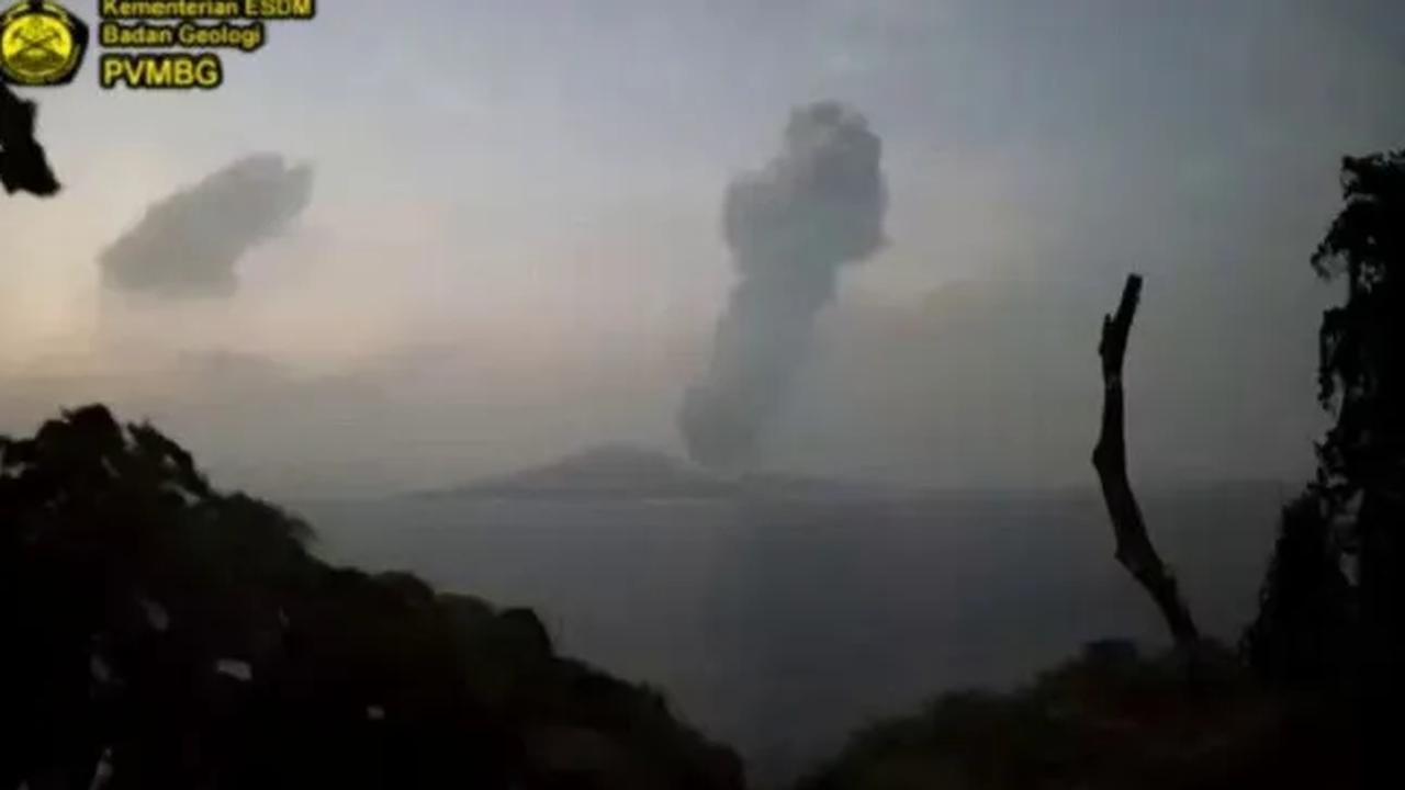 Andi mengimbau masyarakat dan nelayan untuk tidak mendekati kawasan Gunung Anak Krakatau pada radius lima kilometer.<br>