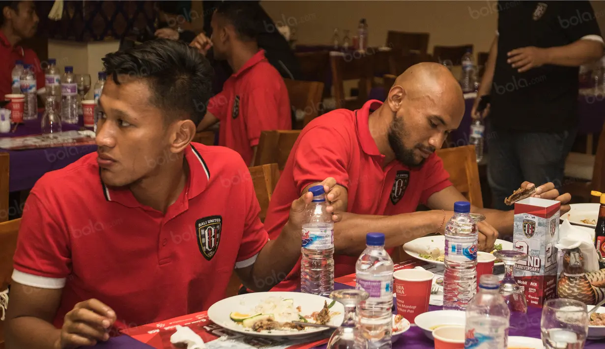 Yandi Sofyan bersama Alfonsius Kelvan (kanan) tampak menikmati makan malam memperingati hari jadi Bali United yang kedua. (Bola.com/Vitalis Yogi Trisna)