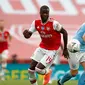 Penyerang Arsenal, Nicolas Pepe berebut bola dengan bek Manchester City, Aymeric Laporte pada pertandingan semifinal Piala FA di Wembley di London, Inggris, Sabtu, (18/7/2020). Arsenal menang 2-0 atas City.  (AP Photo/Matt Childs,Pool)