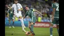 Bek Timnas Irlandia Utara, Jonny Evans (kanan), berhasil mengontrol bola dan menggocek pemain Slovenia, Adam Gnezda Čerin, dalam pertandingan kualifikasi Euro 2024 di Stozice stadium, Ljubljana, Slovenia, Jumat (8/9/2023). Jhonny Evans akhirnya bisa mencetak gol bagi Irlandia Utara dalam pertandingan tersebut. (AP Photo/Darko Bandic)