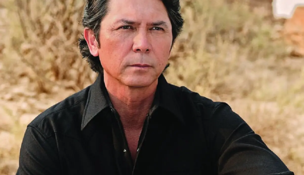 Lou Diamond Phillips menikah dengan Julie Cypher dari 1987-1990. Mereka berpisah setelah Julie mengaku sebagai seorang lesbian. (Famous People)