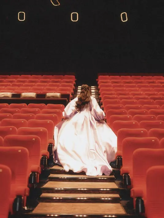 Dari bagian pinggang, dress Yasmine memiliki detail train yang menjuntai hingga ke lantai. [Foto: Instagram/yasminnnapper]